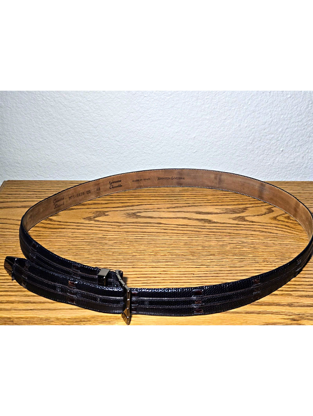 Vintage Johnston & Murphy men's exotic leather belt, size 42, made in Spain.